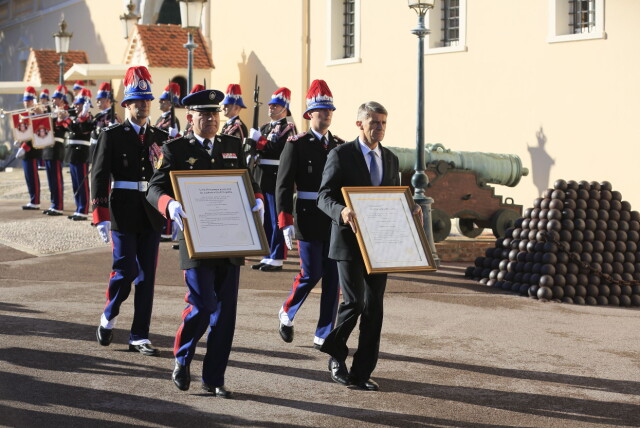 TVILLINGER: Her marsjerer Monacos livgarde med den offisielle kunngjøringen - signert fyrst Albert. Foto: action press/All Over Press TVILLINGER: Her marsjerer Monacos livgarde med den offisielle kunngjøringen - signert fyrst Albert. Foto: action press/All Over Press